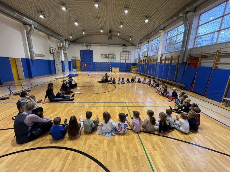 Laboratorio educativo "Scarpette Rosse" alla scuola materna